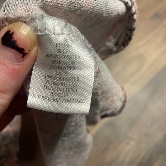 ABSOLUTELY FAMOUS Junior's Chevron Top - Picture 3 of 4